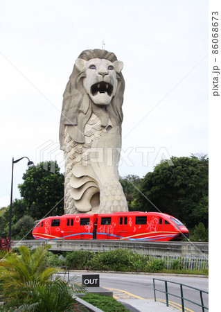 セントサ島のマーライオン像とモノレール 86068673