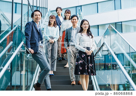 若いビジネスチーム　撮影協力：LINK FOREST 86068868