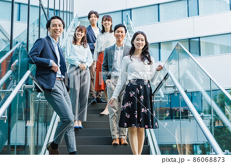 若いビジネスチーム　撮影協力：LINK FOREST 86068873