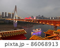 中国　重慶の夜景 86068913