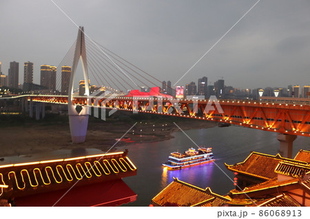 中国　重慶の夜景 86068913