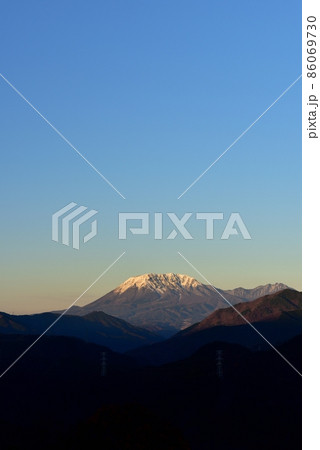 明地峠からの夕焼けの大山（伯耆富士） 86069730