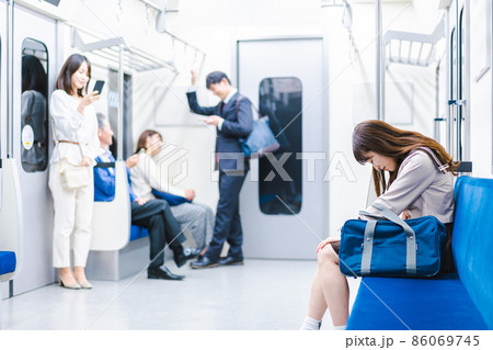 電車内で腹痛に苦しむ女子高生 86069745