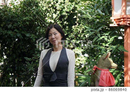 お参りする健康的長身女性 お参りする健康的長身女性 86069840