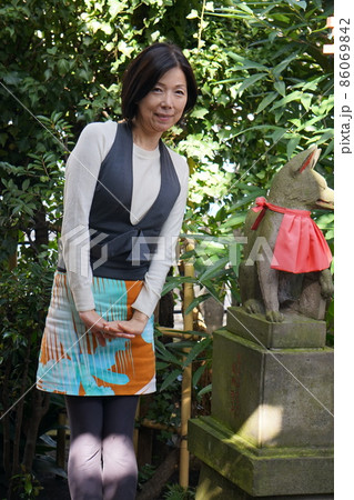 お参りする健康的長身女性 お参りする健康的長身女性 86069842