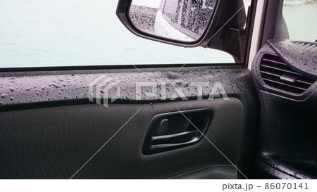 雨が車の中に。 雨が車の中に。 86070141