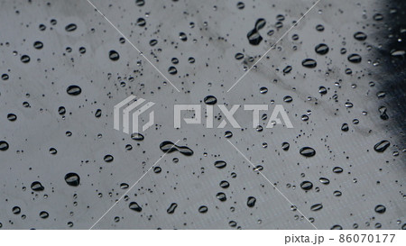 ガラスにすいた水滴 86070177