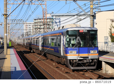 南海本線　忠岡駅を通過する特急サザン 86071019