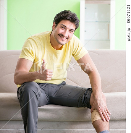 Man applying pepper Capsicum plaster to relieve pain 86071221