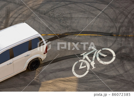 Car emergency  braking on the road. 86072385