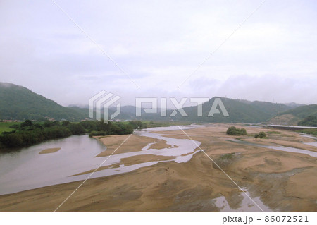 赤茶色の川底が広がる斐伊川／島根県出雲市 86072521