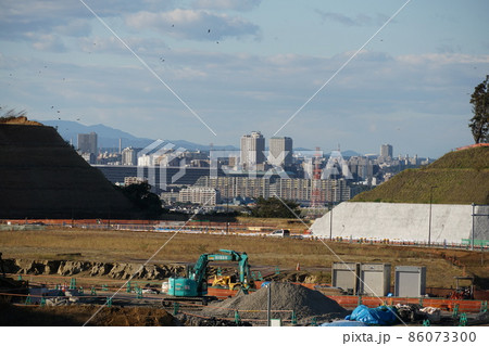 稲城南山 再開発で削り取られた山の隙間から見える府中市街地遠望 86073300