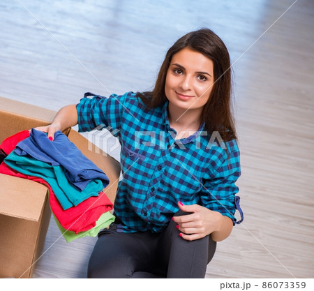 Young woman moving personal belongings 86073359