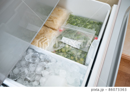 いろんな食材を冷蔵庫で冷凍ストック 86073363