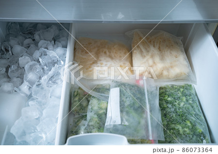 いろんな食材を冷蔵庫で冷凍ストック 86073364