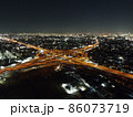 高速道路ジャンクションの夜景　空撮　遠くに広がる街の夜景 86073719
