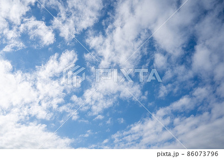 青空　空　雲　背景　背景素材 86073796