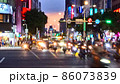 夕暮れ時の台北市の繁華街の交差点を走るバイク2 86073839