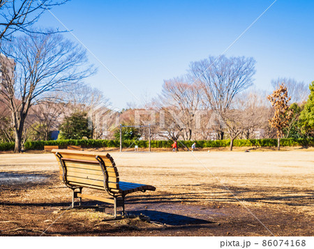 郊外の住宅地　冬晴れの公園 86074168