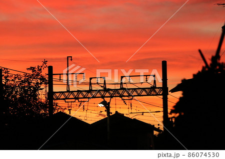 台風一過の夕日 86074530