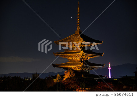 八坂の塔と京都タワー 86074611