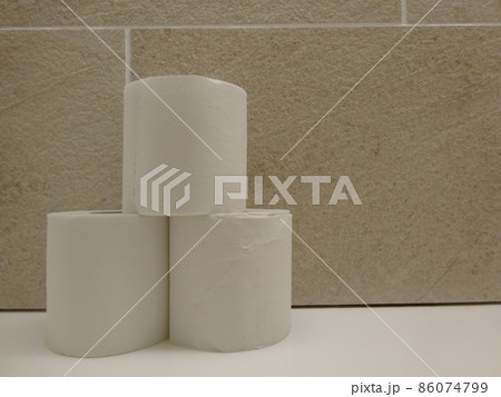 積み上げられたトイレットペーパー 積み上げられたトイレットペーパー 86074799