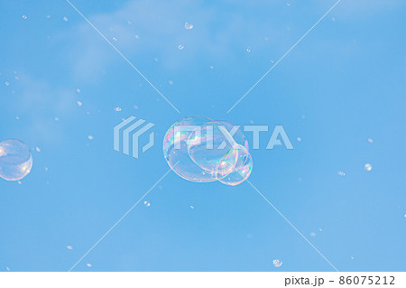 シャボン玉と空2022 86075212
