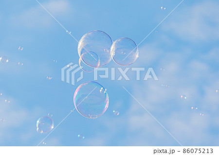 シャボン玉と空2022 86075213
