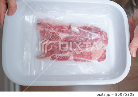 冷凍保存している牛肉 86075308