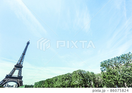 青空とエッフェル塔 86075824