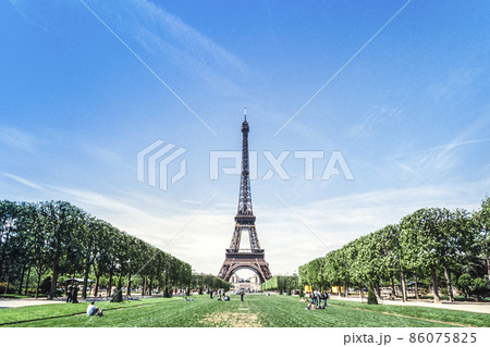シャン・ド・マルス公園よりアーチ越しにシャイヨー宮を望むエッフェル塔 86075825