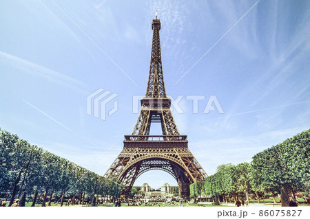 シャン・ド・マルス公園よりアーチ越しにシャイヨー宮を望むエッフェル塔 86075827