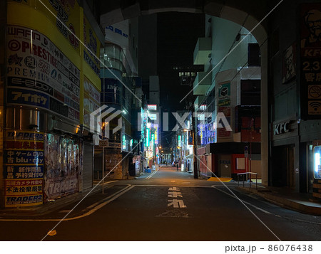 緊急事態宣言中の秋葉原　夜景（2020年5月） 86076438