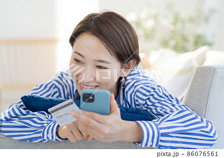 キャッシュレス決済　30代女性 86076561