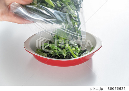 冷凍保存しているほうれん草耐熱皿に移す 86076625