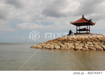 遠浅の海（タートル･アイランド／インドネシア･バリ島） 86076947