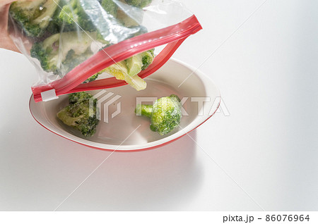 冷凍保存しているオクラとブロッコリー耐熱皿に移す 86076964