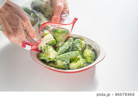 冷凍保存しているオクラとブロッコリー耐熱皿に移す 86076968