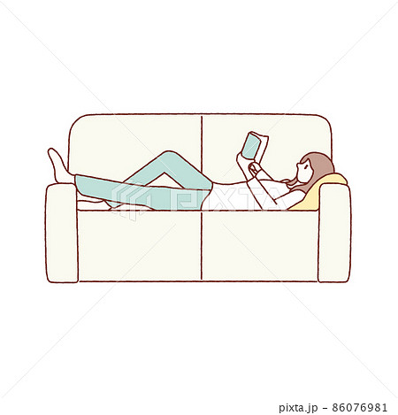 ソファーに寝転んで本を読んでいる若い女性の手描き風イラスト 86076981