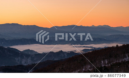 鷹狩山から美ヶ原・南アルプス方面の眺め(冬・夜明け) 鷹狩山から美ヶ原・南アルプス方面の眺め(冬・夜明け) 86077349