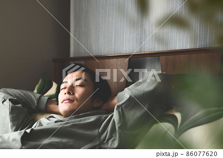男性ポートレート 86077620