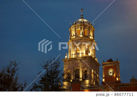 メキシコ　ケレタロの夜景 86077711