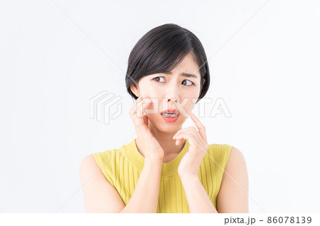 肌に悩む若い女性 86078139