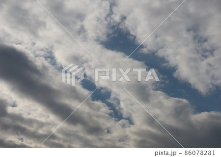 灰色雲と白い雲と青空のある空の風景 86078281