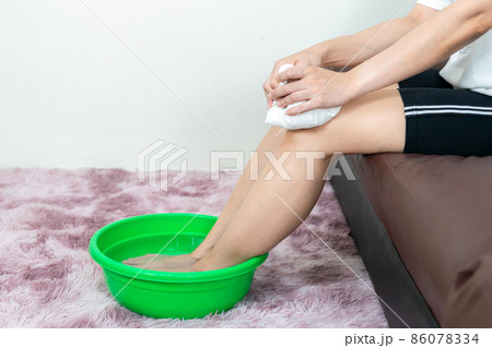 Human leg osteoarthritis inflammation of bone joints cold compress Human leg osteoarthritis inflammation of bone joints cold compress 86078334