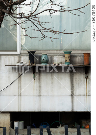 Seongsu-dong street old house exterior in Seoul, Korea Seongsu-dong street old house exterior in Seoul, Korea 86078409