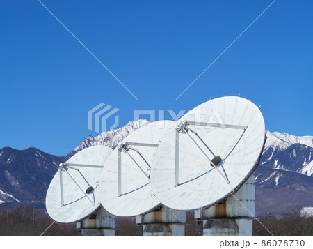1月（冬） 野辺山宇宙電波観測所 雪の八ヶ岳と3台のミリ波干渉計 長野県南牧村 86078730