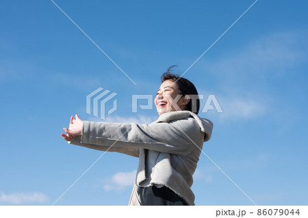 冬の晴れの日に日光浴する女性 冬の晴れの日に日光浴する女性 86079044