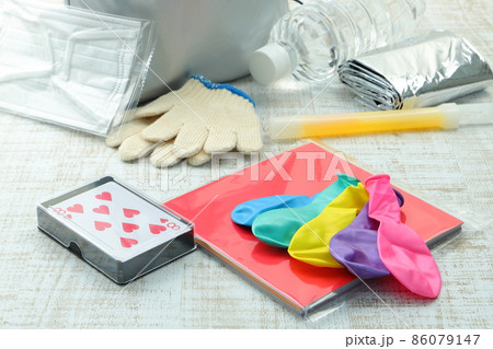 子供用防災グッズと遊び道具 86079147