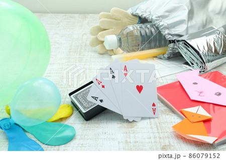 子供用防災グッズと遊び道具 子供用防災グッズと遊び道具 86079152